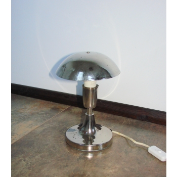 Lampa stołowa ze stali niklowanej.